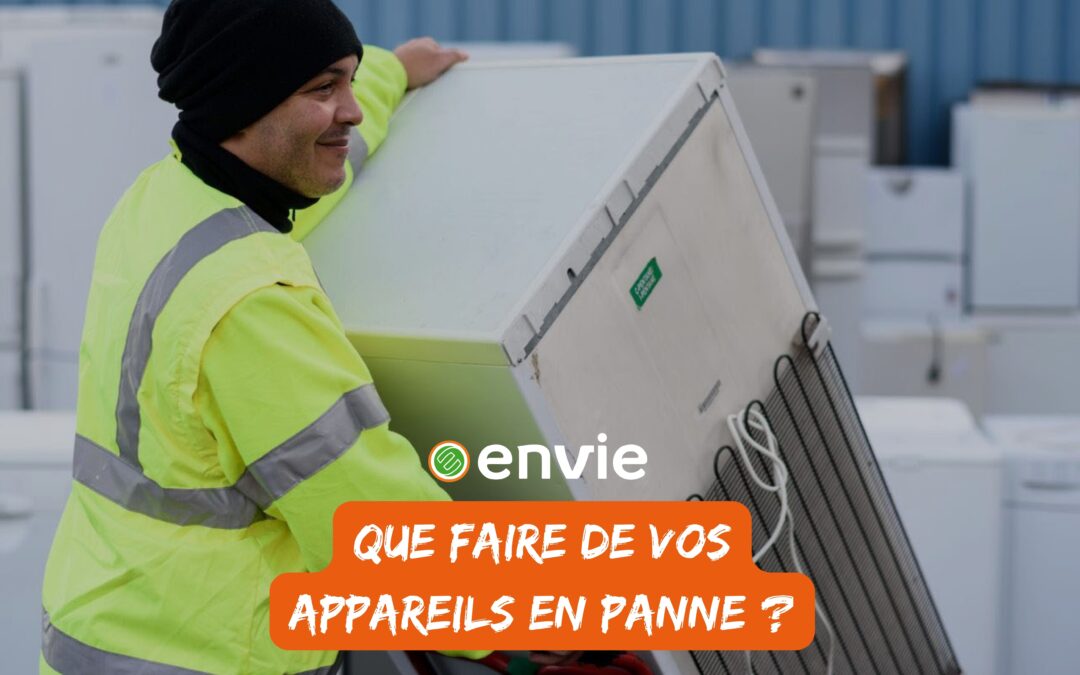 Envie : photo d'un salarié en insertion portant un réfrigérateur