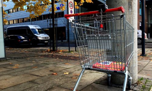 Photo illustrant un caddie vide dans la rue