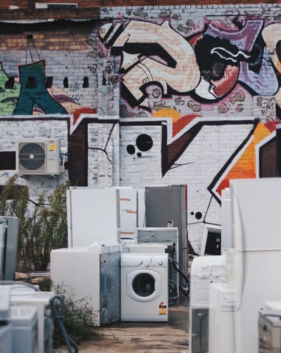 Photo illustrant plusieurs appareils électroménagers délaissés dans la rue