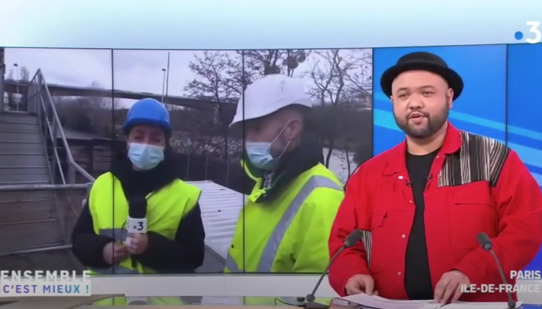 Photo illustrant un journaliste sur le plateau de France 3 Paris Ile de France en duplex avec Envie 2E Gennevilliers, centre de recyclage de lave-linges.