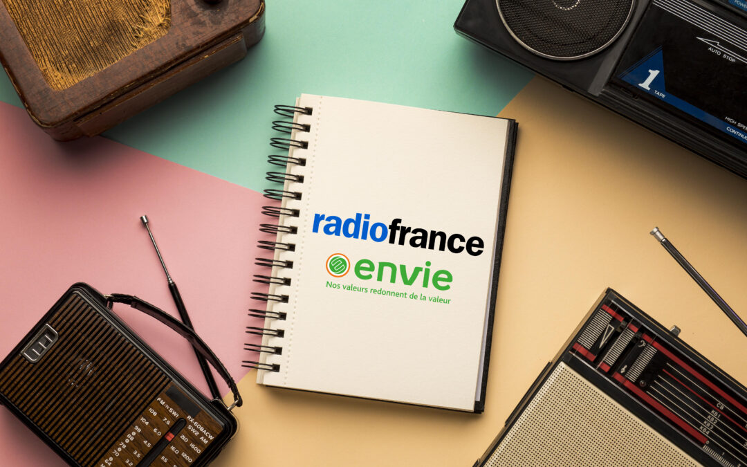 Visuel illustrant d'anciens modèles de radios avec les logos d'Envie et de Radio France