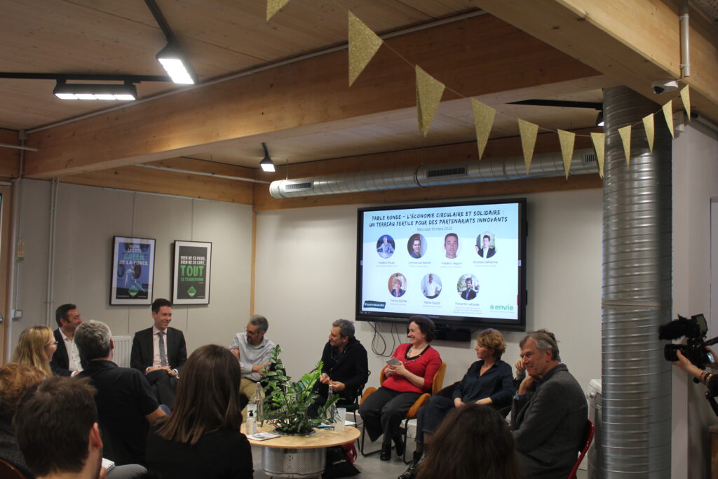 Photo anniversaire ELL intervenants autour de la table ronde