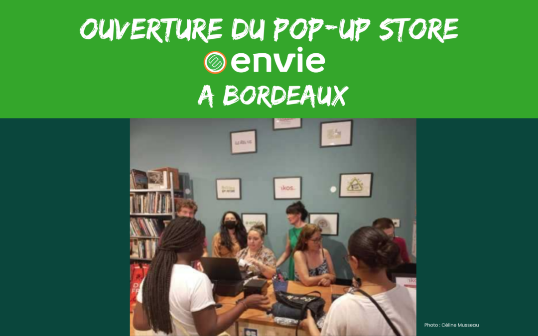 Photo de clientes à la boutiques éphémère Envie à Bordeaux sur fond vert foncé