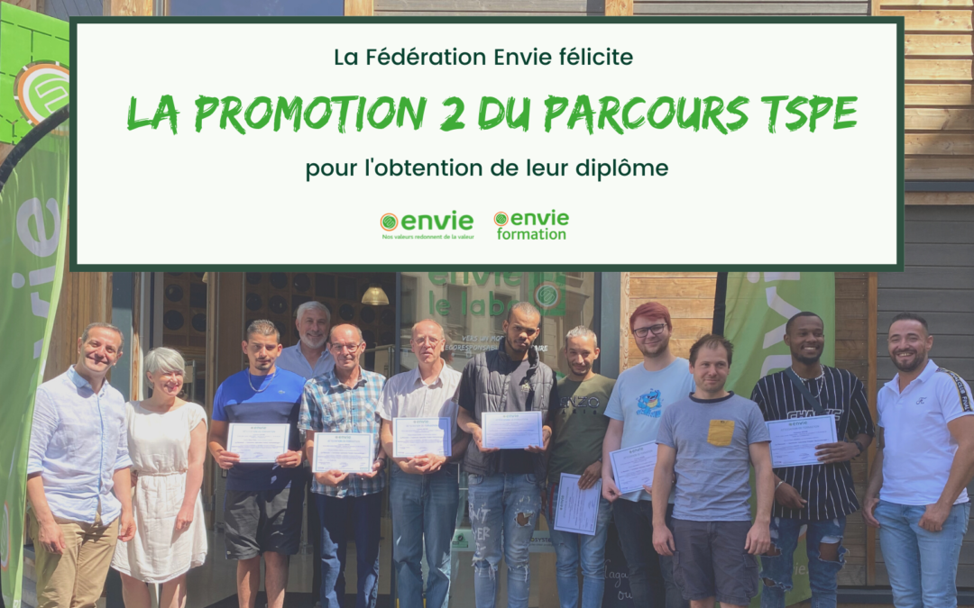 Photo de groupe de la promo 2 TPSE devant Envie Le Labo pour la remise de diplôme