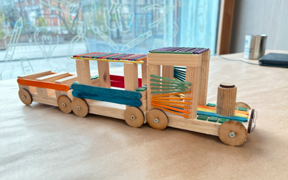 atelier ludique fabrication petit train bois de récupprogrammation envie le labo